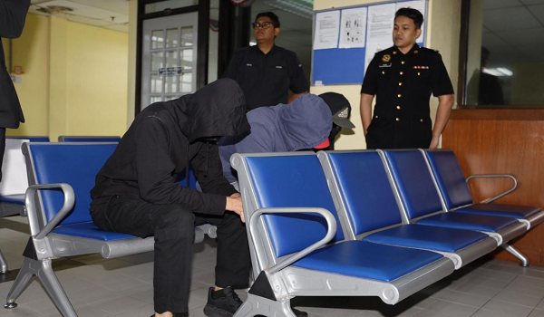Seorang pegawai dan dua anggota polis IPD Mersing (duduk) mengaku tidak bersalah atas pertuduhan rasuah dua tahun lalu